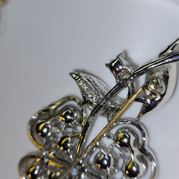 Lister flower brooch - Picture 3 of 3